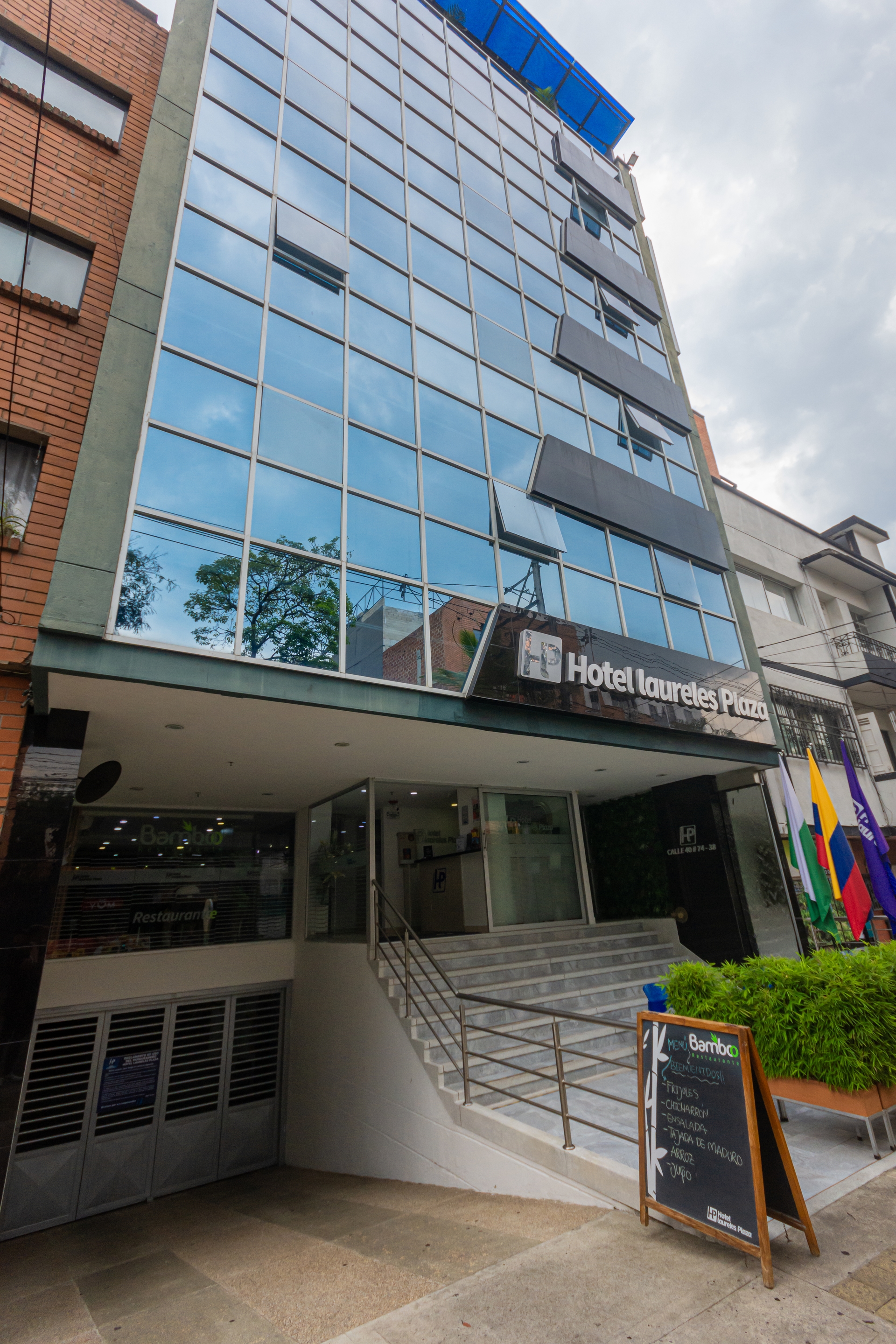 Laureles Plaza