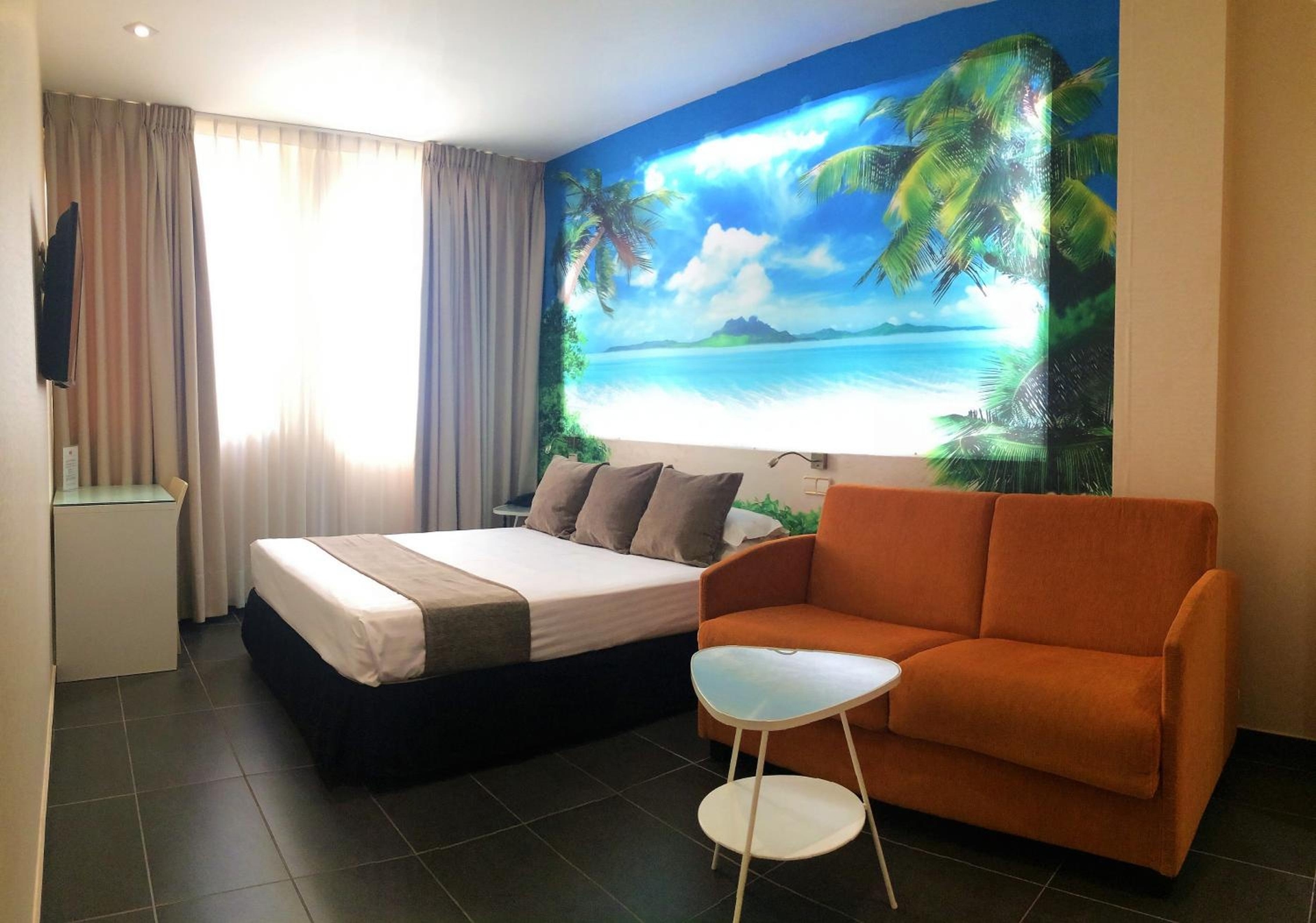 Hotel Indiana, Pinto