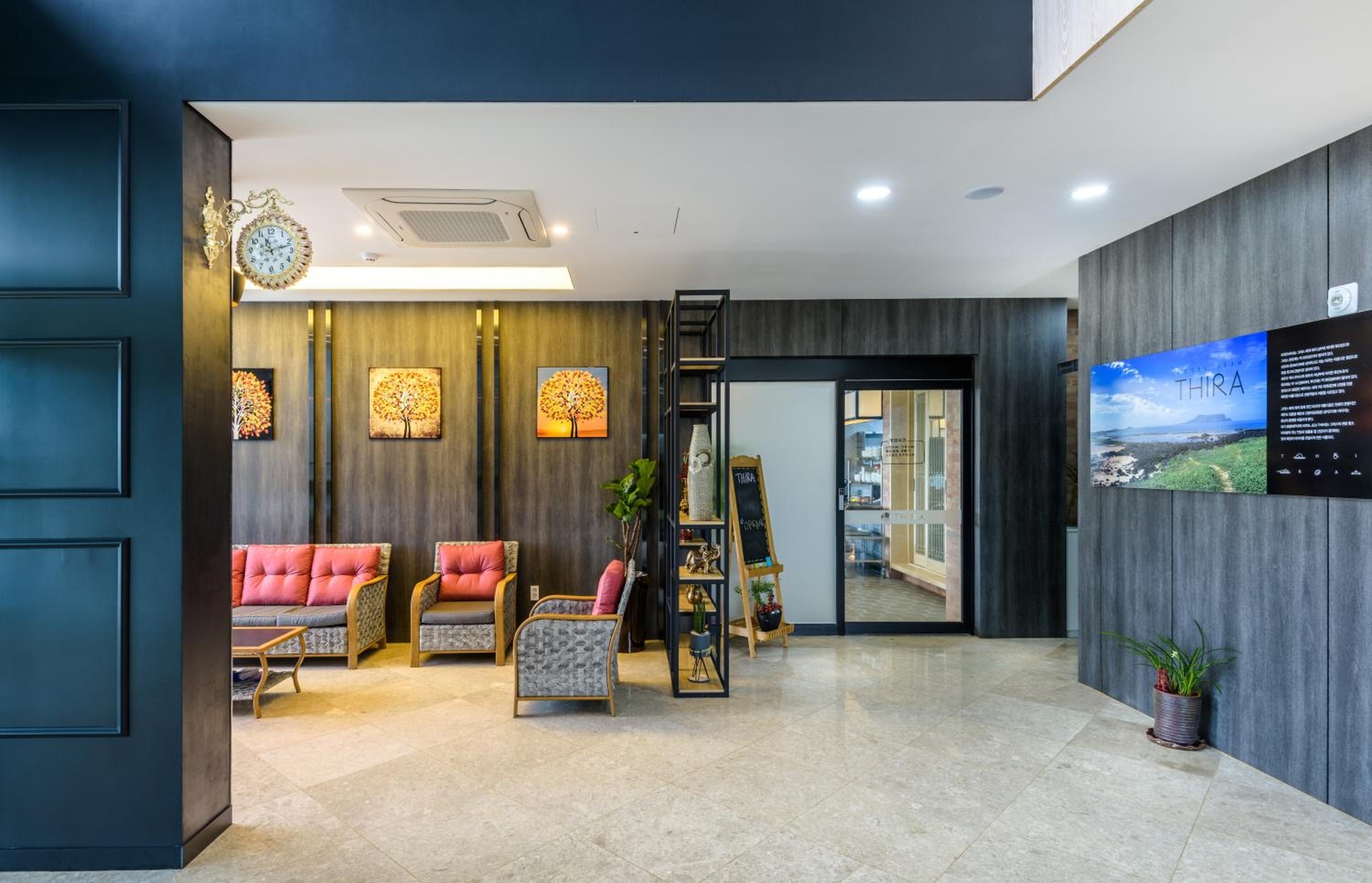 Foto de Thira Hotel