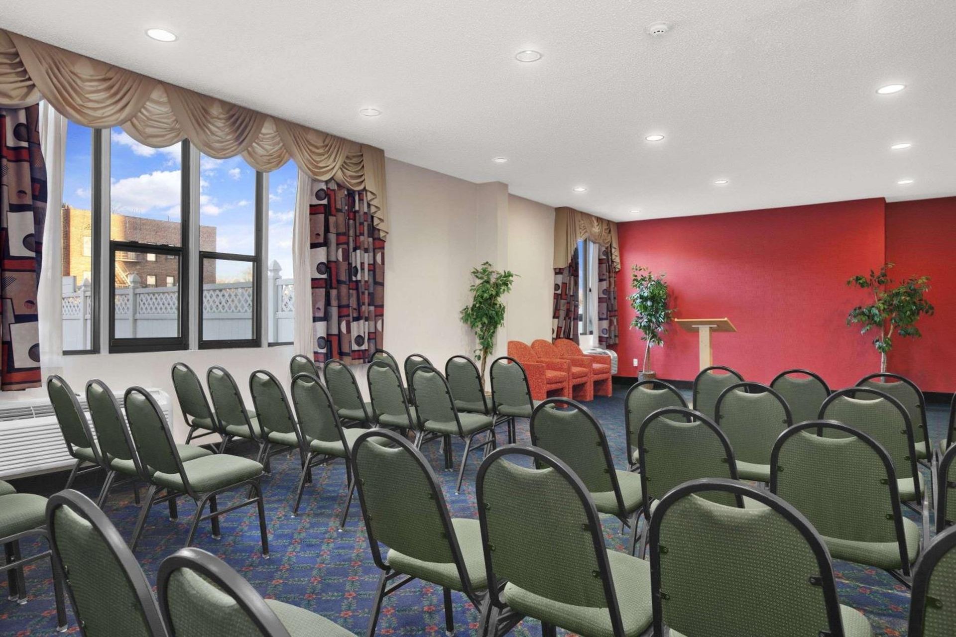 Foto de Ramada by Wyndham East Orange