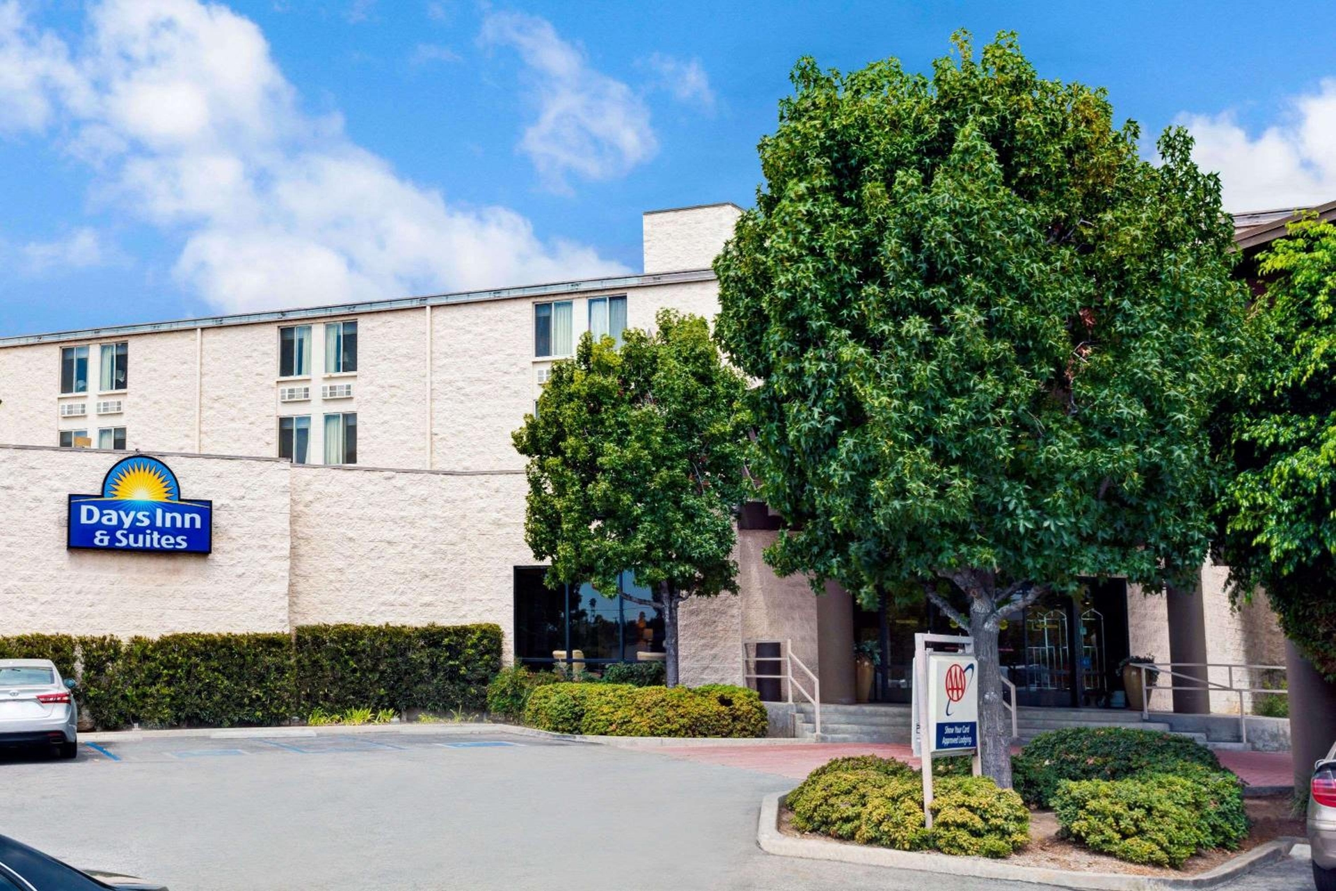 Days Inn & Suites by Wyndham Fullerton, Fullerton