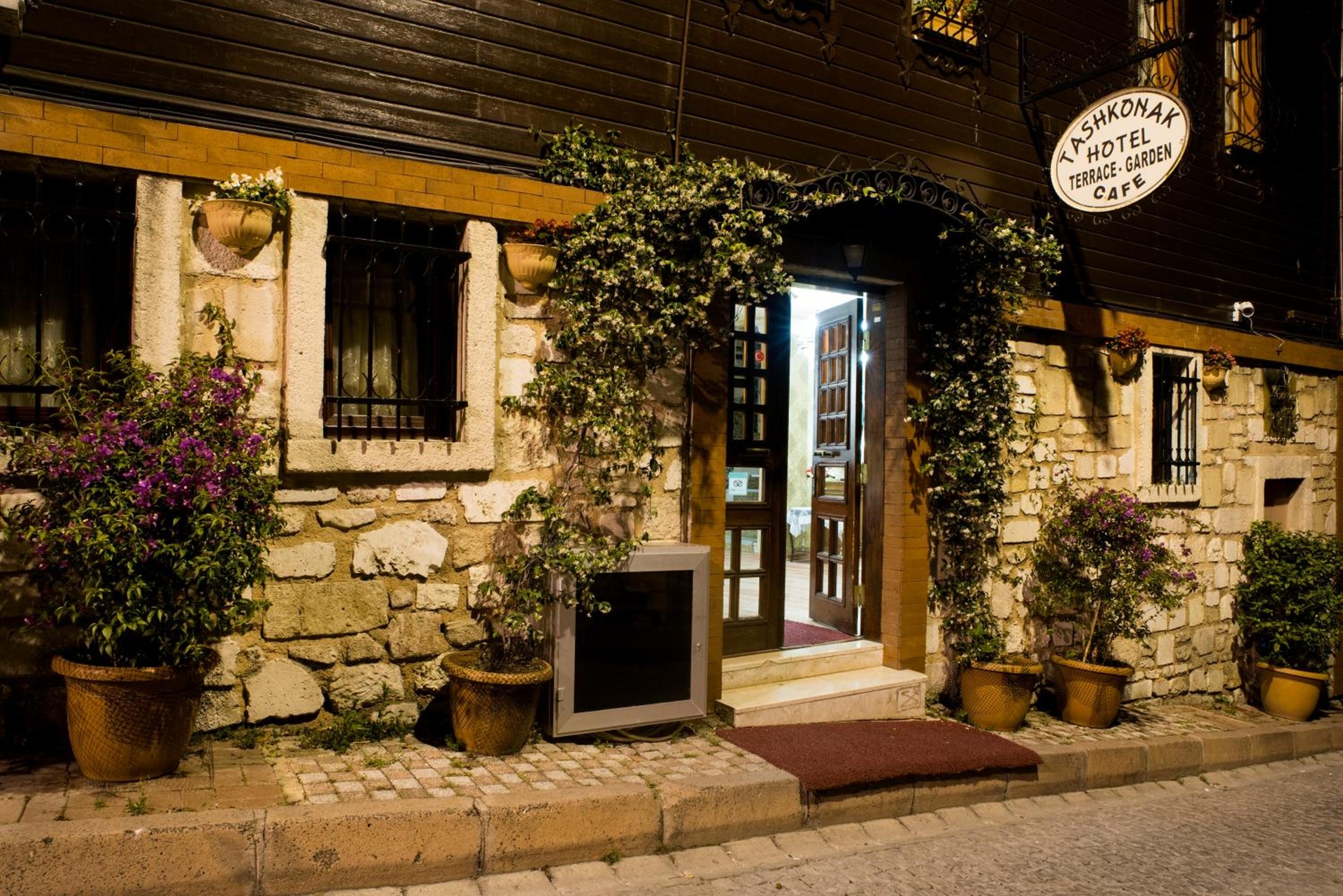 Tashkonak Studio Suites