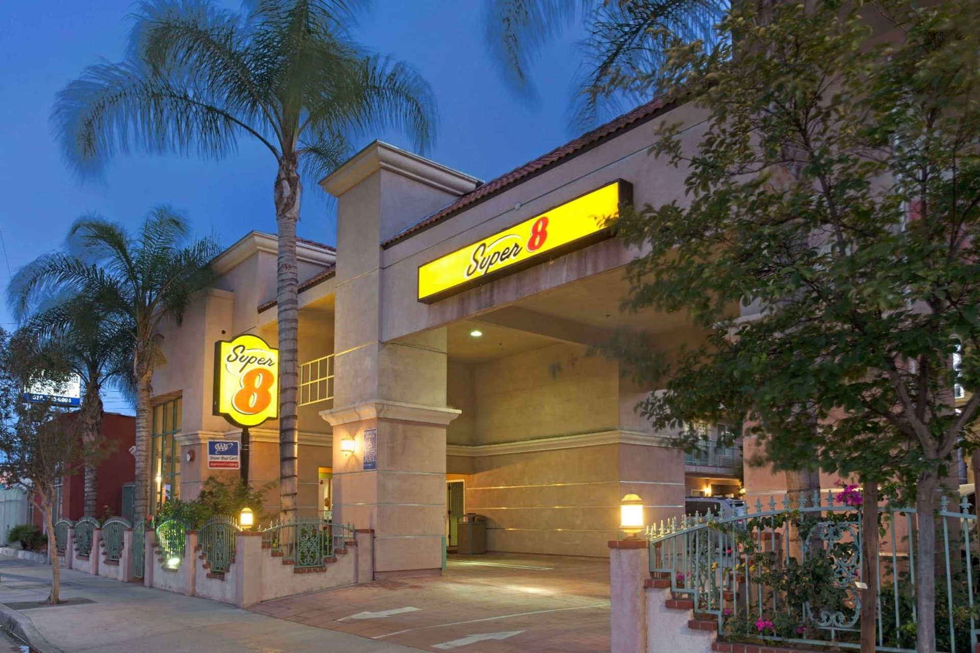 Super 8 by Wyndham North Hollywood, North Hollywood
