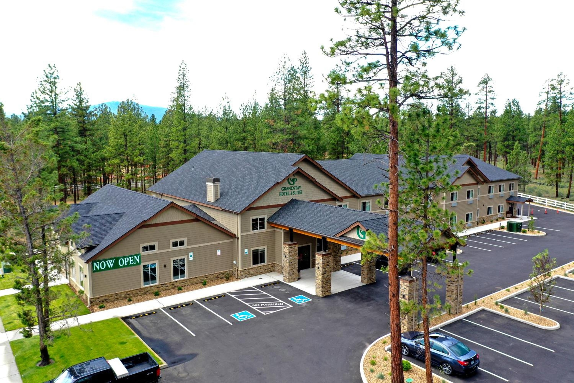 GrandStay Hotel & Suites, Sisters