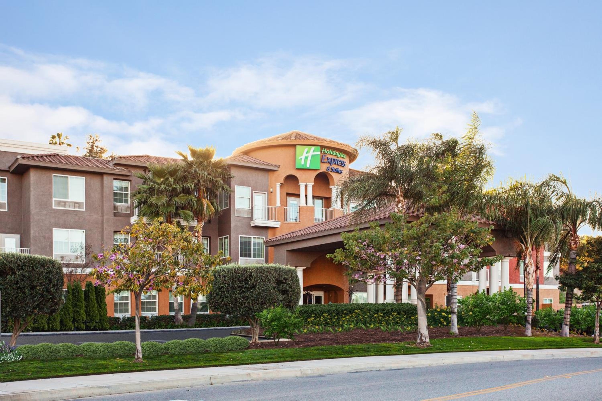 Holiday Inn Express & Suites Corona by IHG, Corona