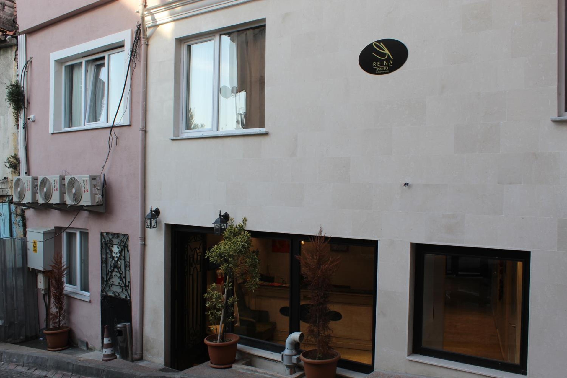 The Reina Hotel