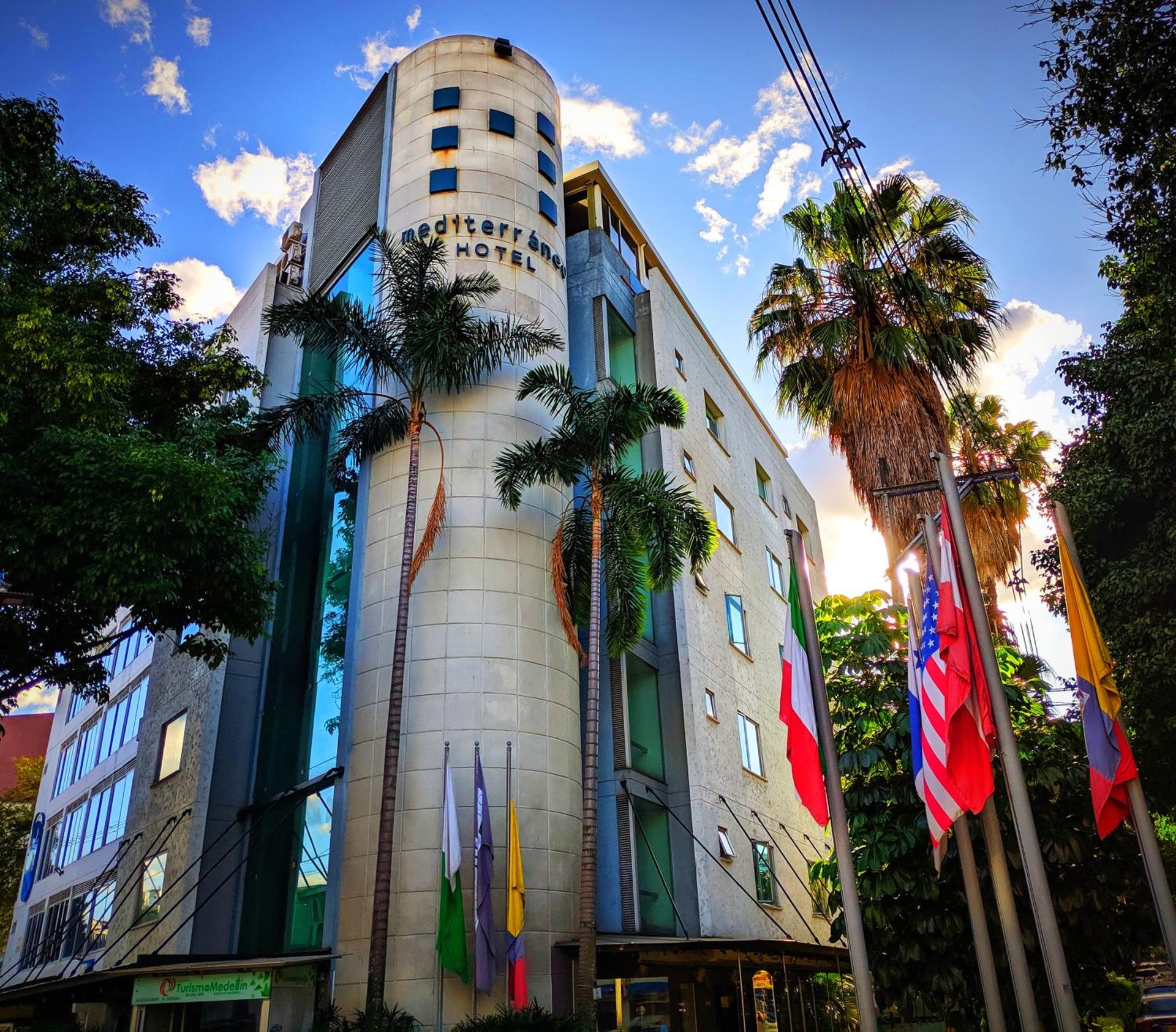 Hotel Mediterraneo, Laureles