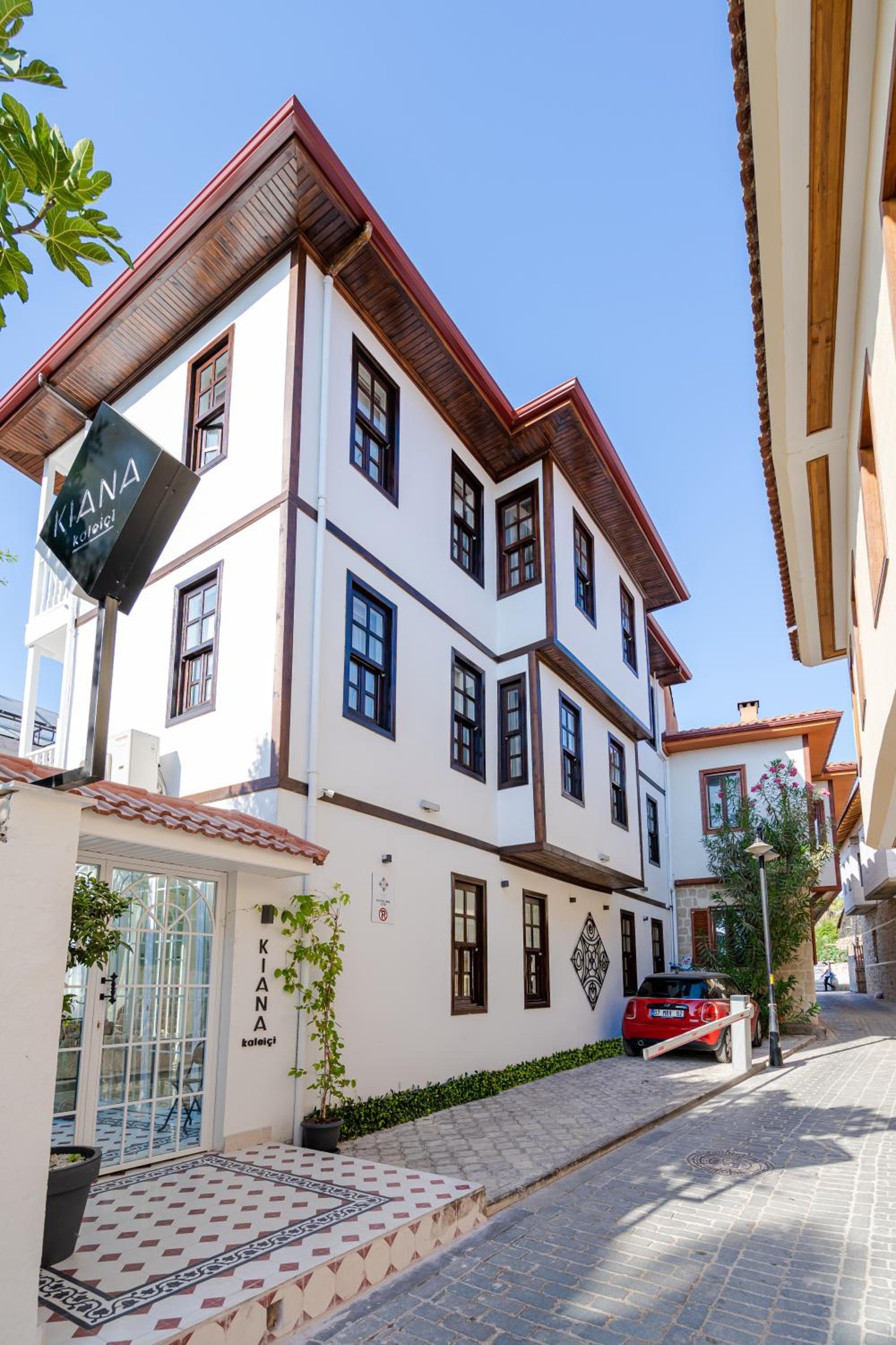 KIANA KALEİÇİ