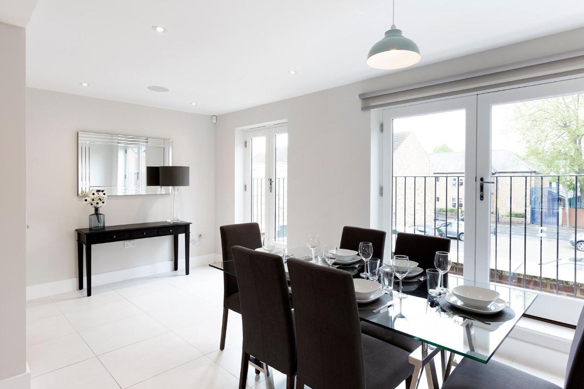 Immaculate Central Windsor Town House with parking, Windsor