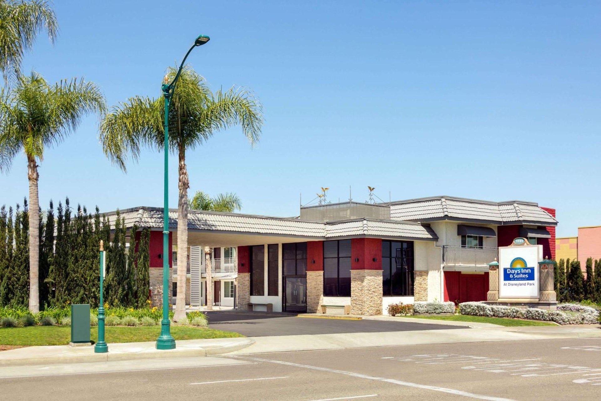 Days Inn & Suites by Wyndham Anaheim At Disneyland Park, Anaheim