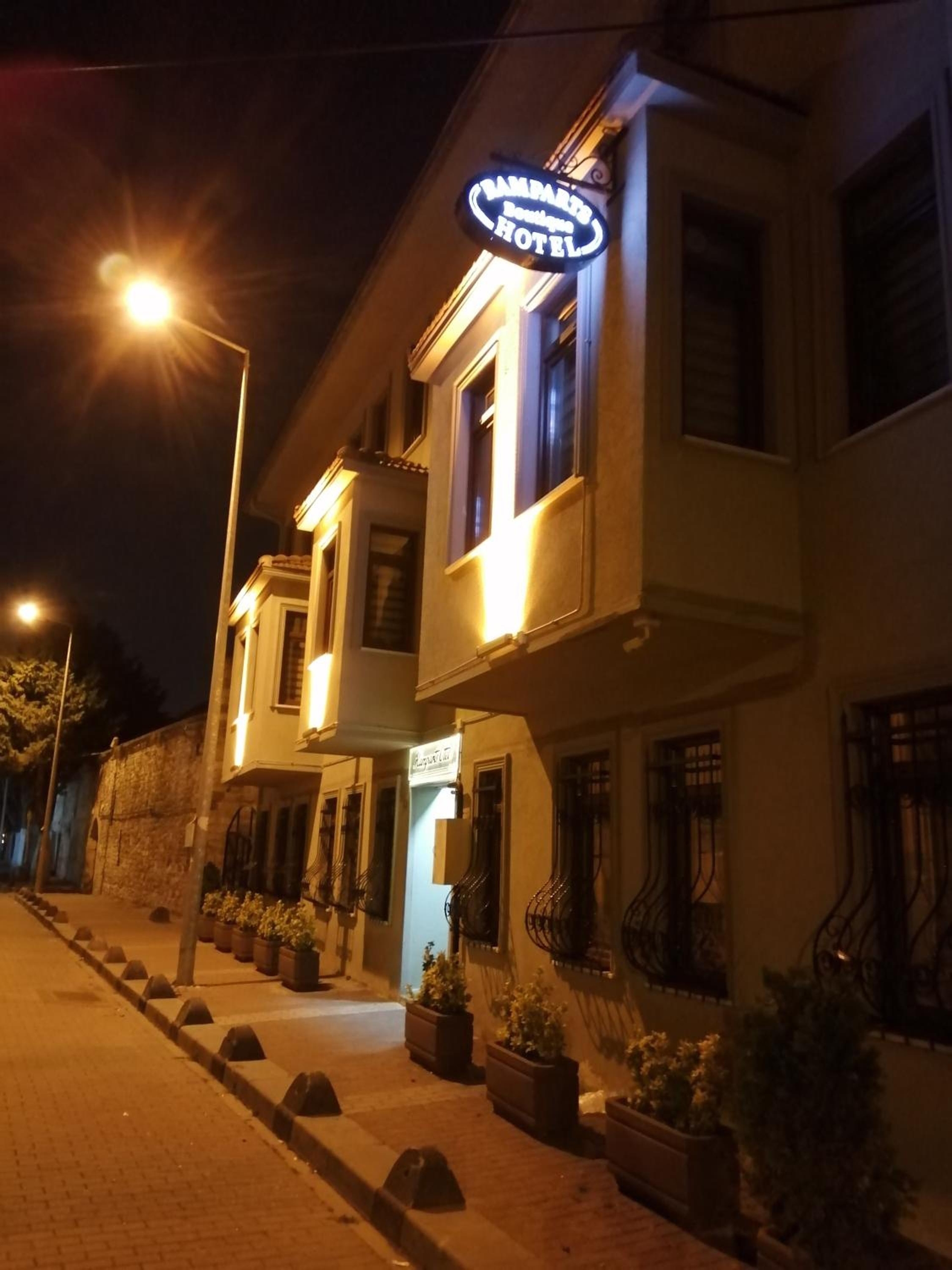 Ramparts Hotel