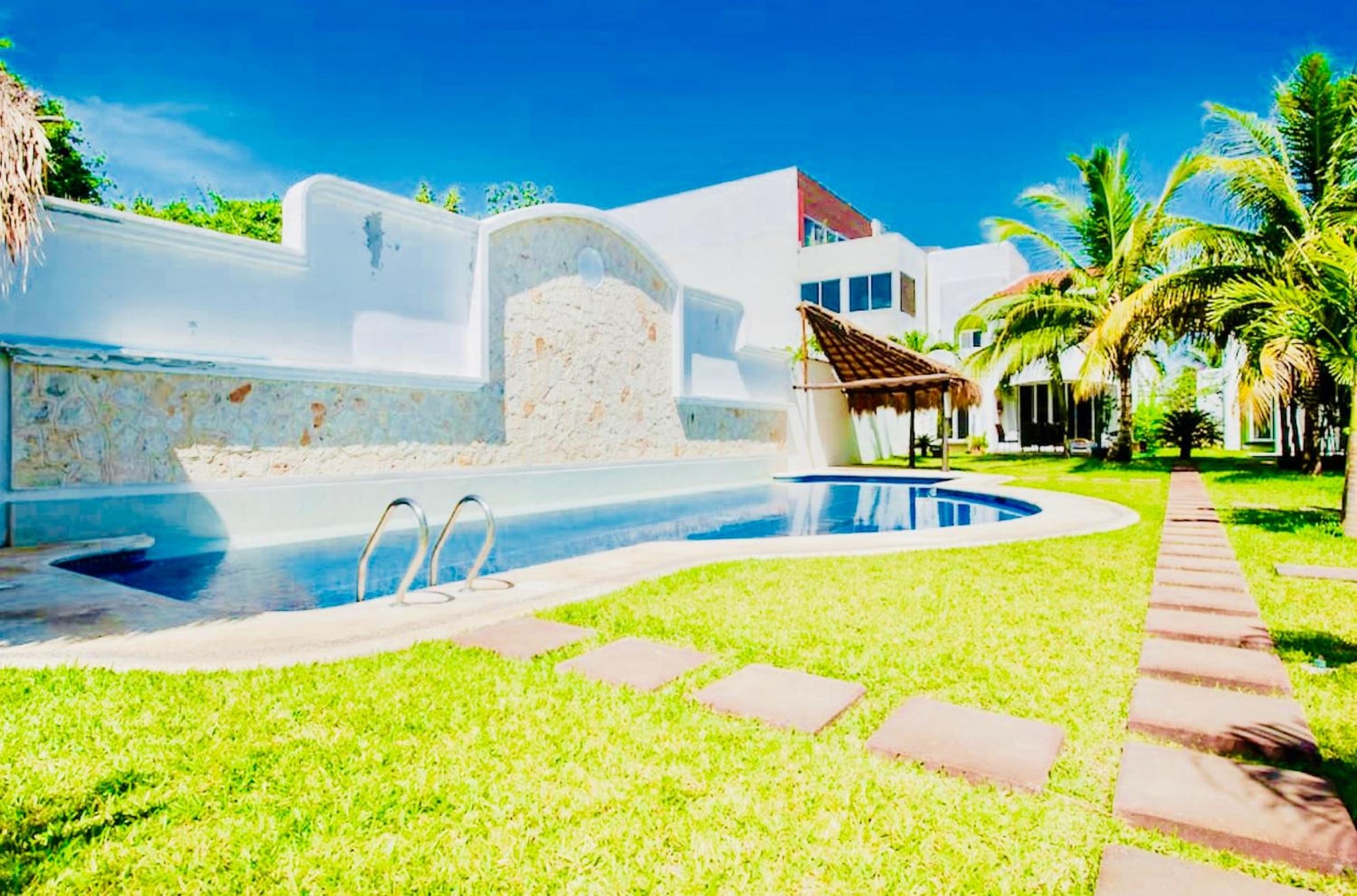 Foto de Gorgeous 22 People Villa With Pool Playacar Phase 2