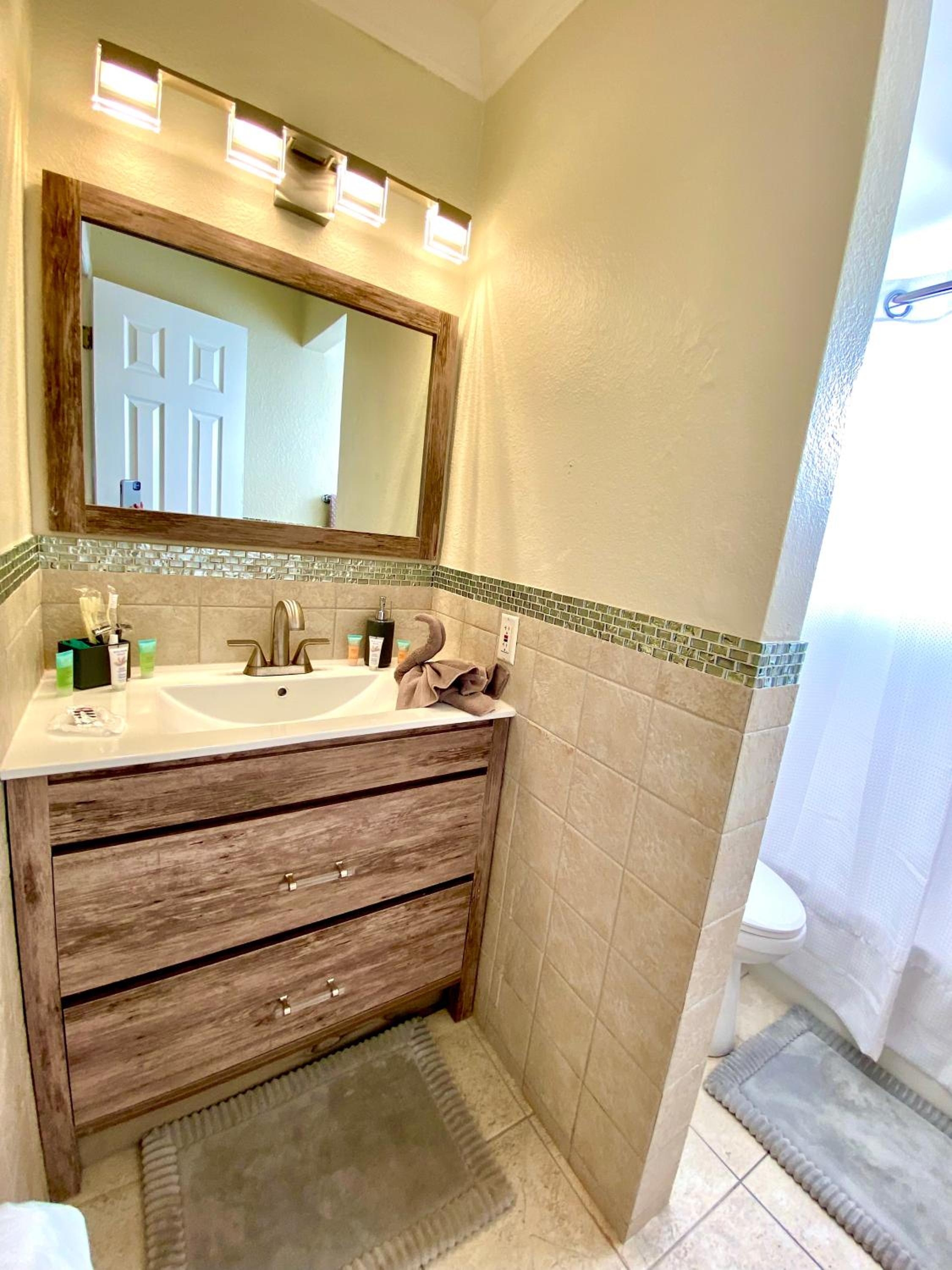 Foto de Deluxe waterfront one bedroom apartment with Miami Skyline view, free parking 5 mins drive to Miami Beach