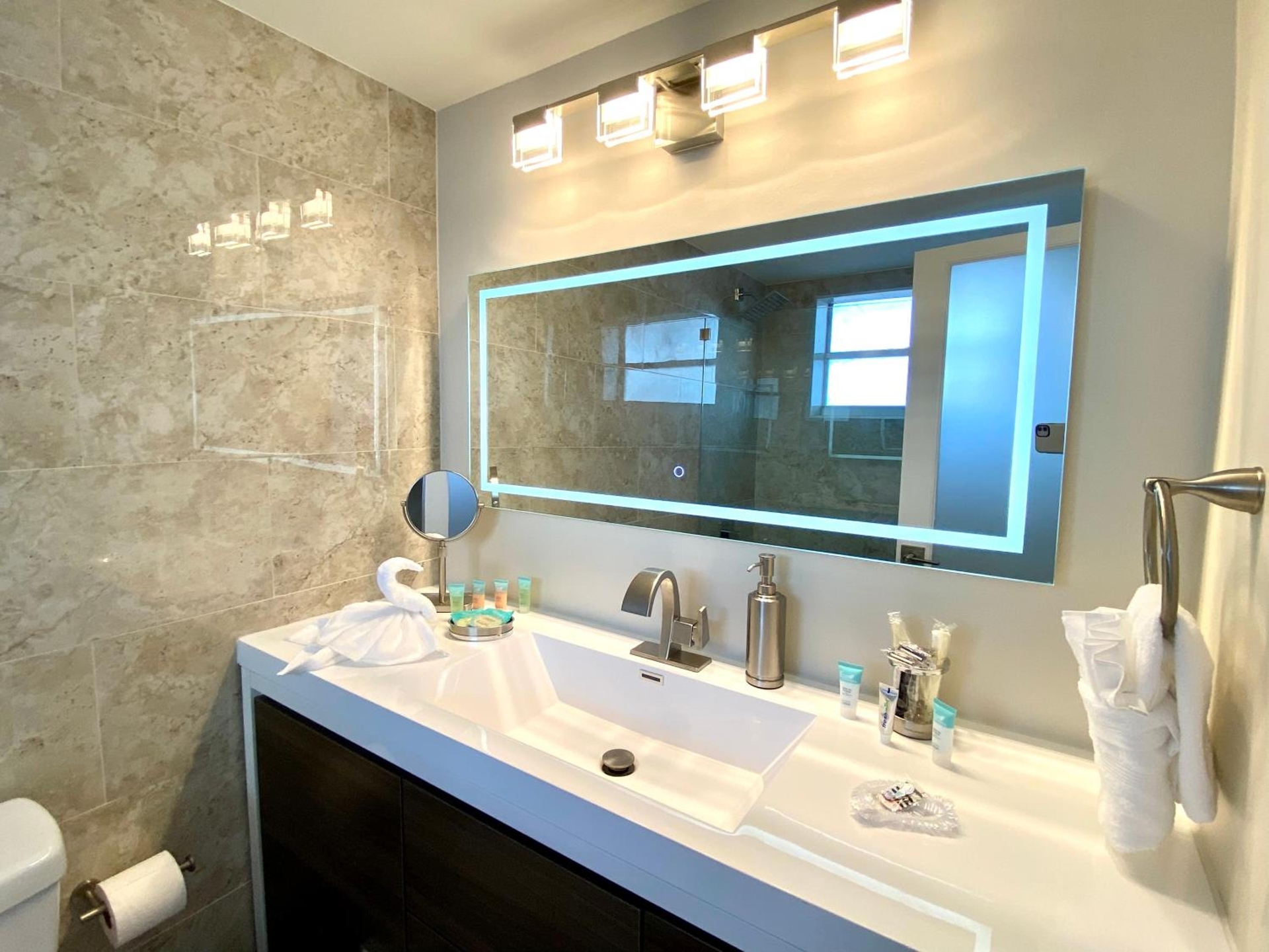 Foto de Modern waterfront apartment with Miami Skyline view, free parking 5 mins drive to Miami Beach