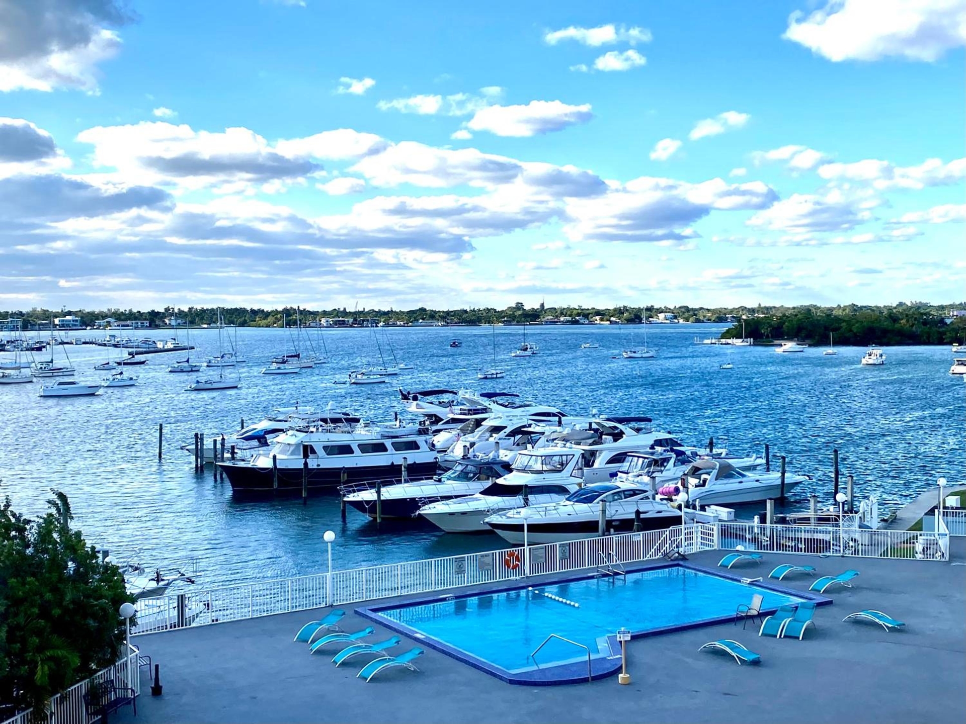 Foto de Modern waterfront apartment with Miami Skyline view, free parking 5 mins drive to Miami Beach