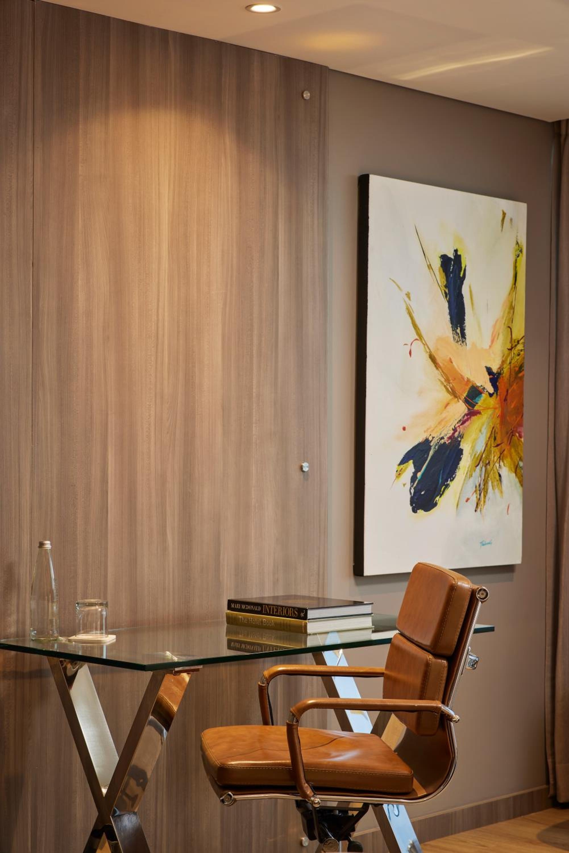 Binn Hotel, Poblado