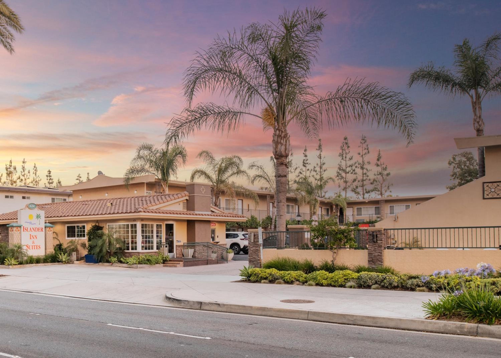 Anaheim Islander Inn and suites near Park and Convention center, Anaheim