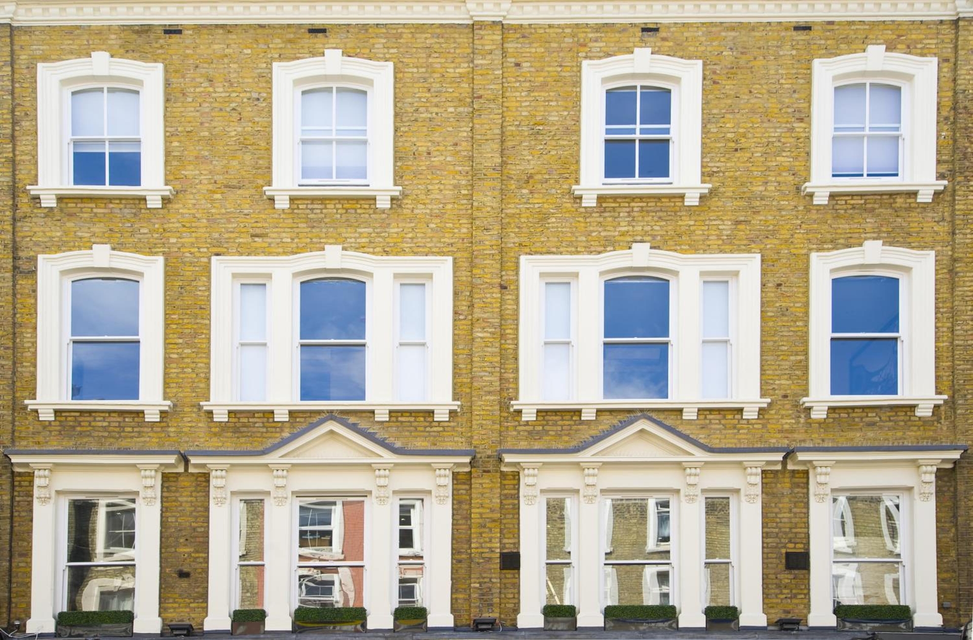 London Court Hotel, London