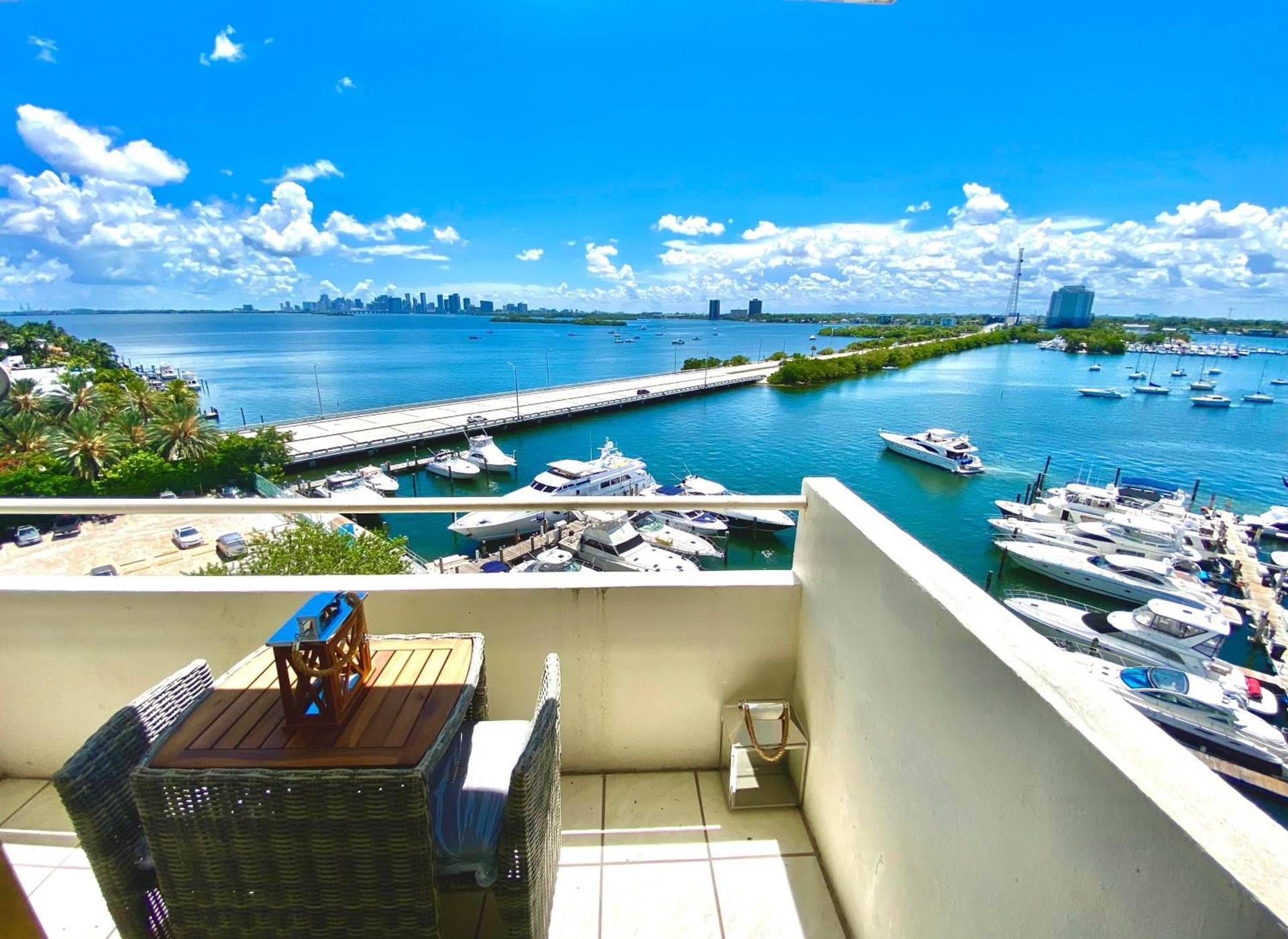 Foto de Premium Modern waterfront apartment with Miami Skyline view on the bay 5 mins drive to Miami Beach with free parking