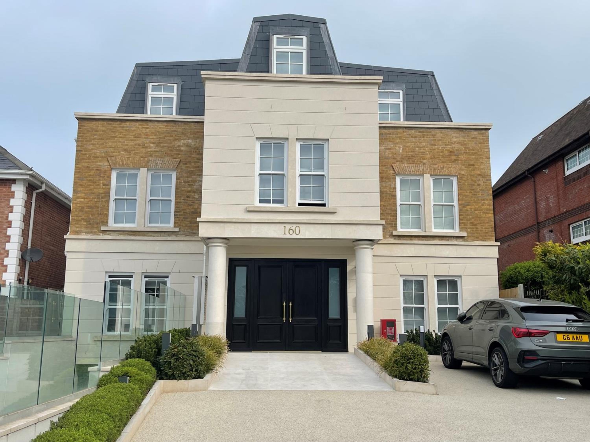 luxurious, 2 bed, 2 bath penthouse apartment in highly desirable Chigwell CHCL F8, Chigwell