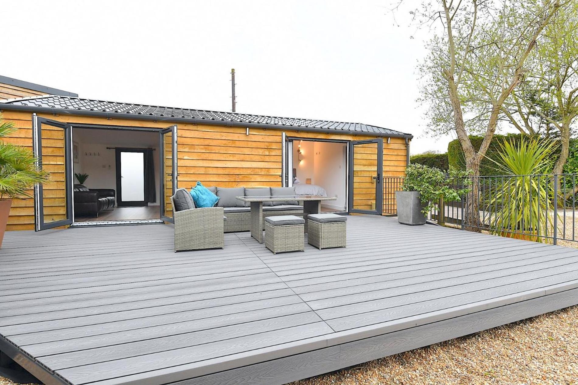 Cheerful 1BD Cottage with Parking Nr Guildford, Guildford