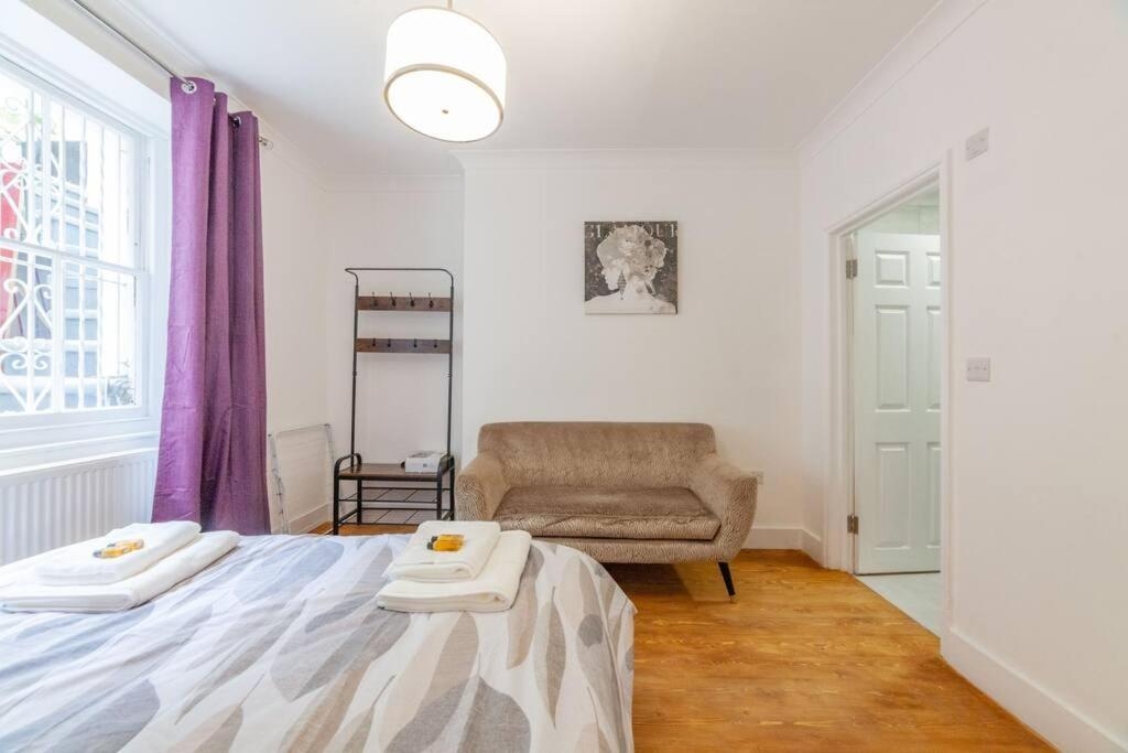 Sunny, 2bed 2bath, garden apartment near Hyde Park, London
