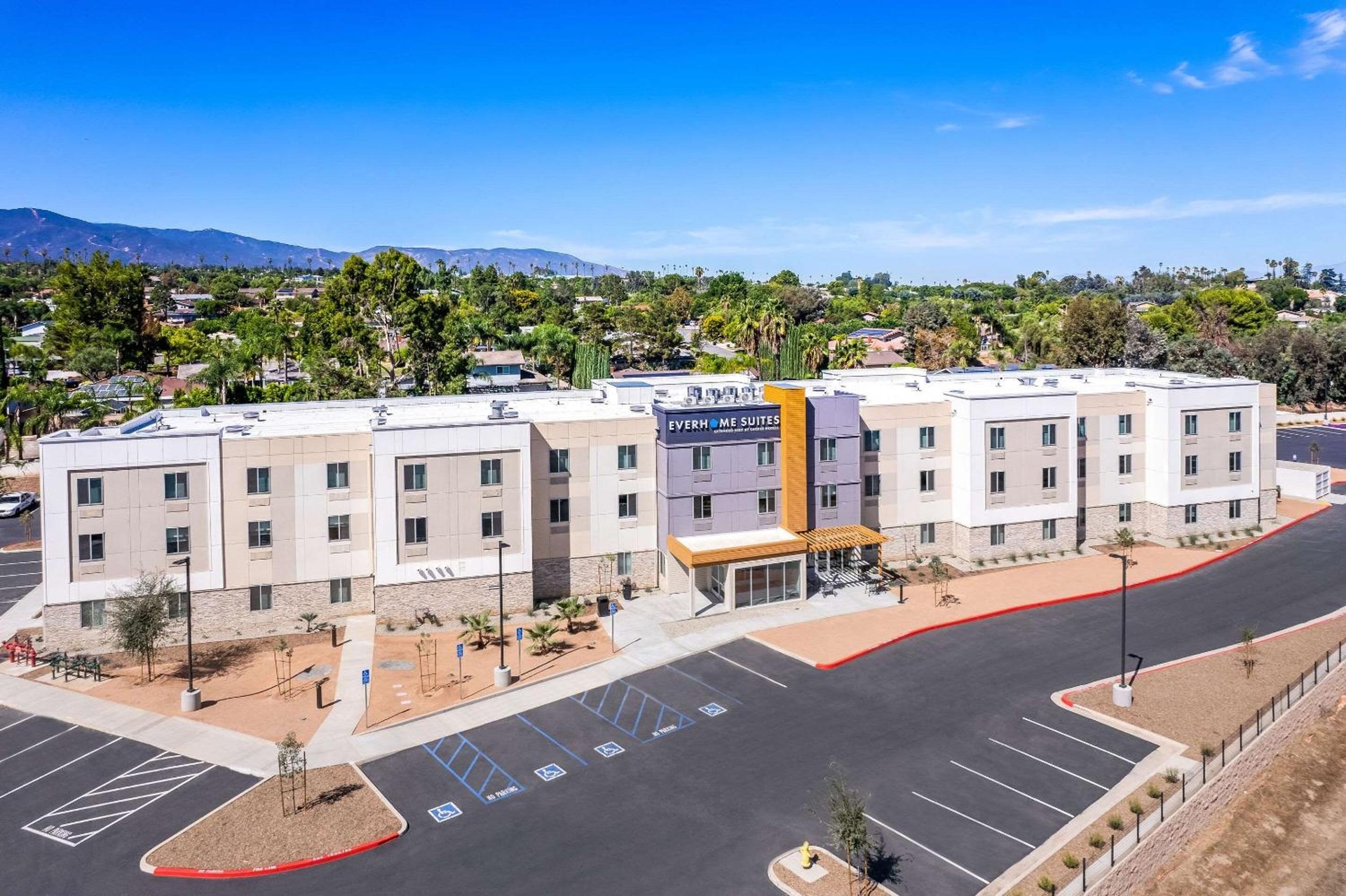 Everhome Suites Corona, Corona