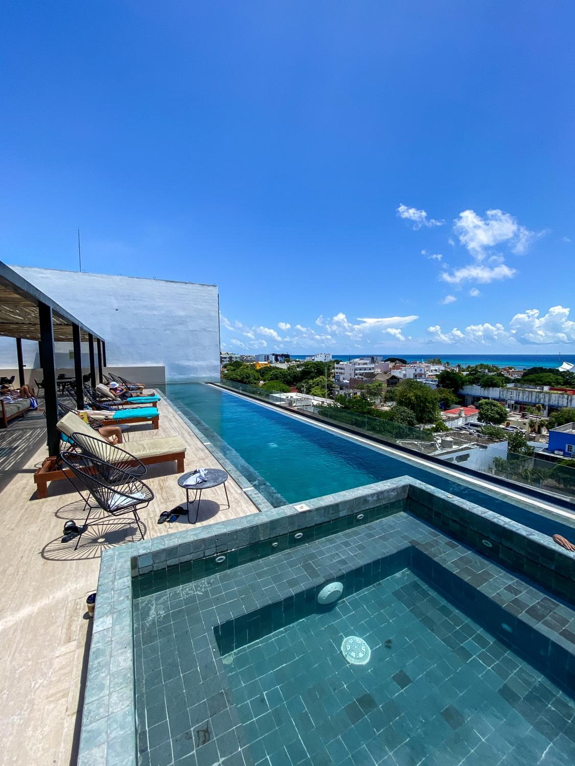 Foto de Big Studio at KAAB BY THE BEACH with roof top pool near Paseo del Carmen Mall