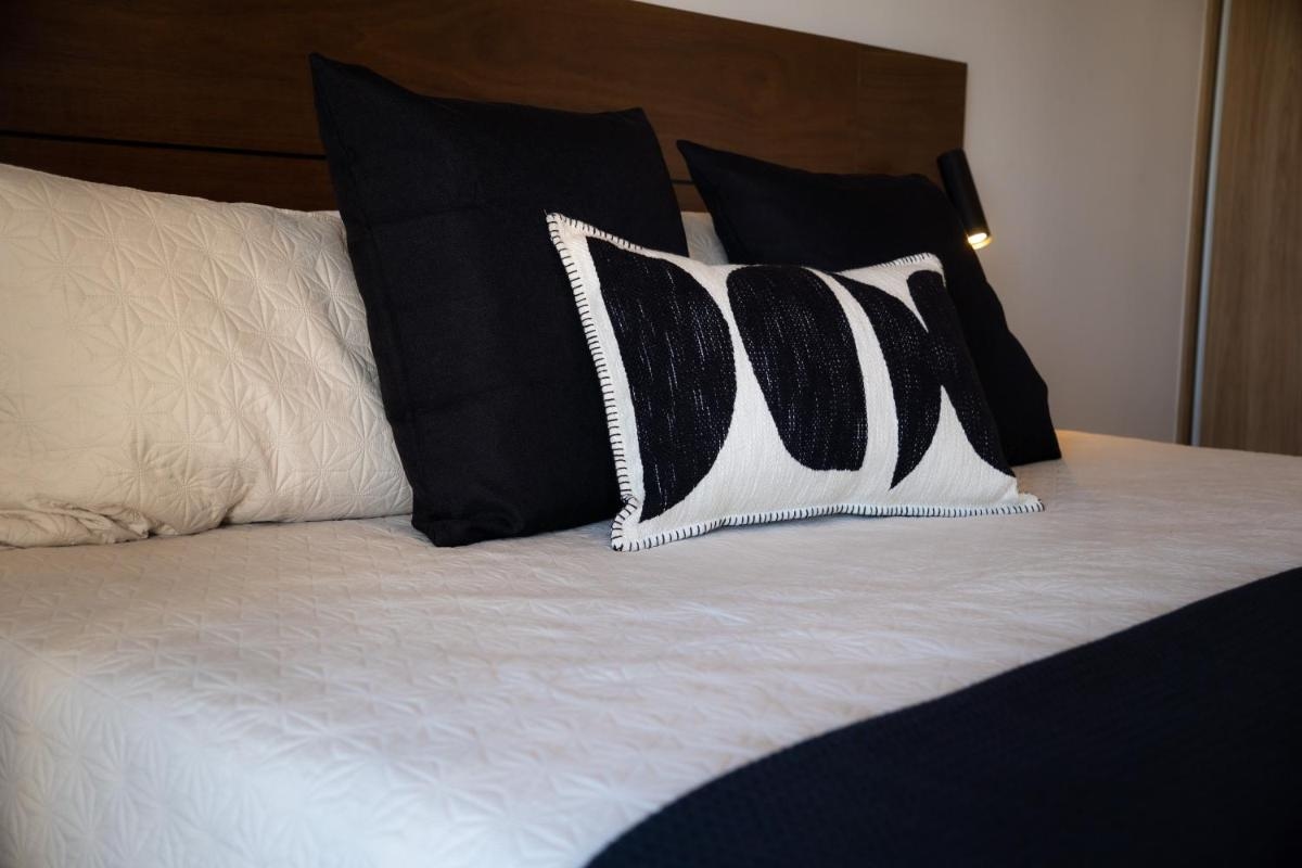 Foto de New & Equipped Apartment Steps From The Beach With Pool Jacuzzi By Yeah