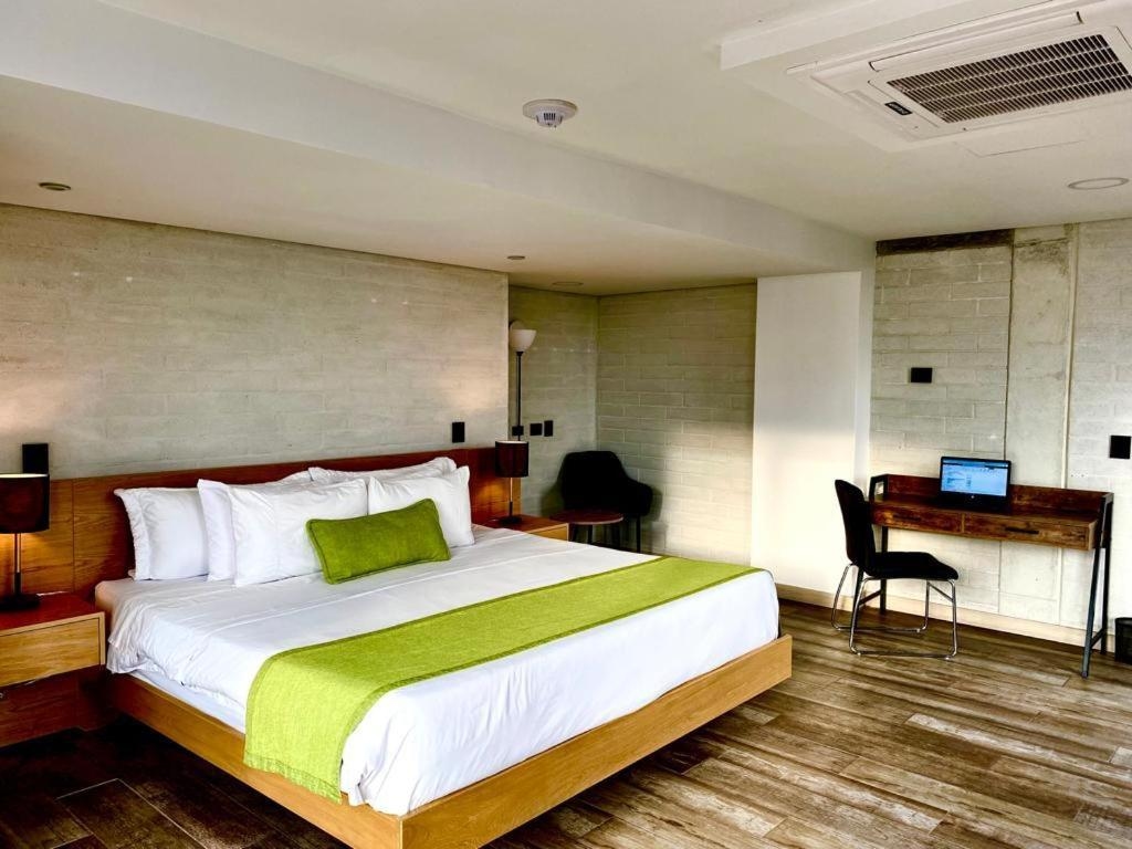Terra Biohotel, Laureles