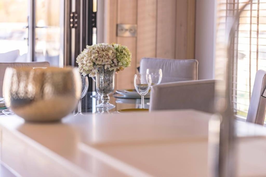 Stylish Lodge At Windsor Racecourse Marina - By Tempstay, Windsor