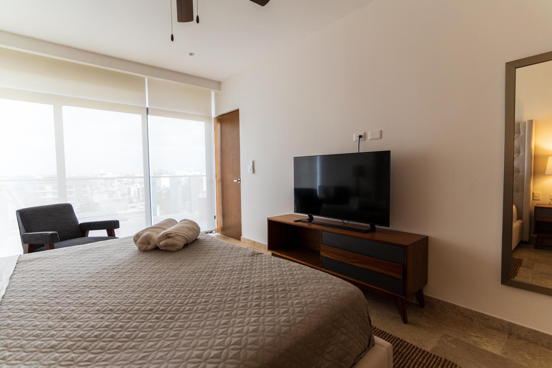 Foto de New & Equipped Apartment Steps From The Beach With Pool Jacuzzi By Yeah