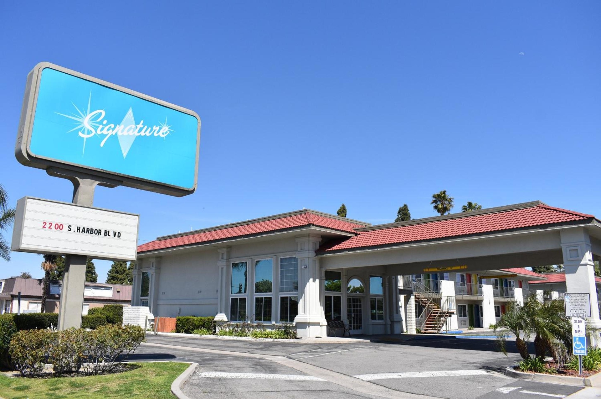 Signature Anaheim Maingate, Anaheim