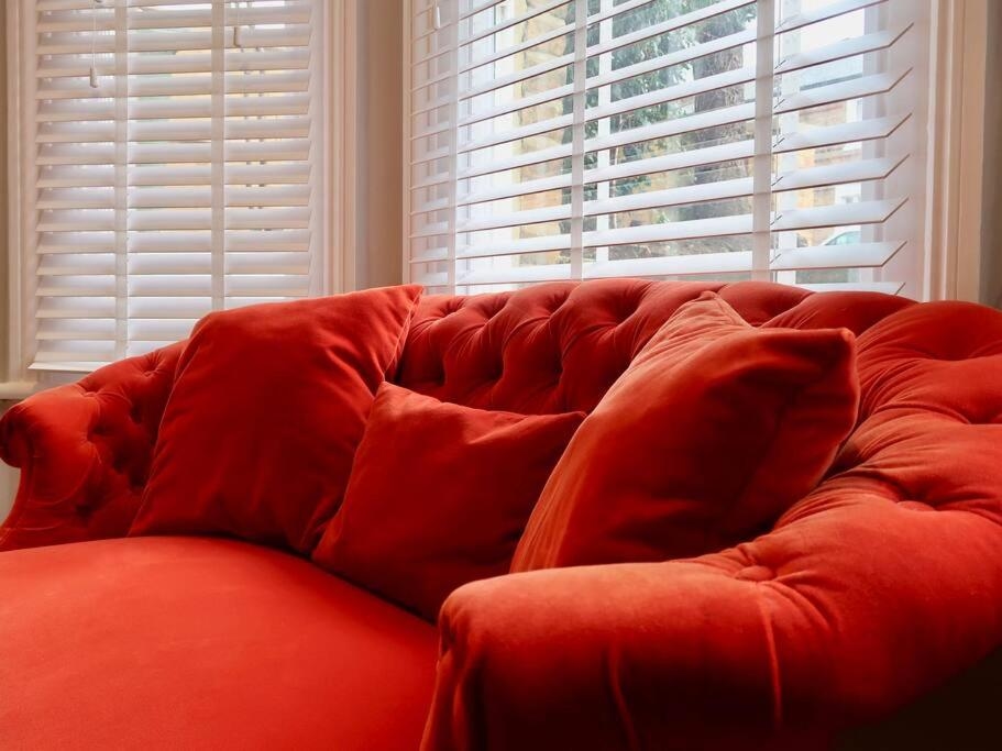 Stylish Studio Apartment, ensuite, kitchenette, Twickenham