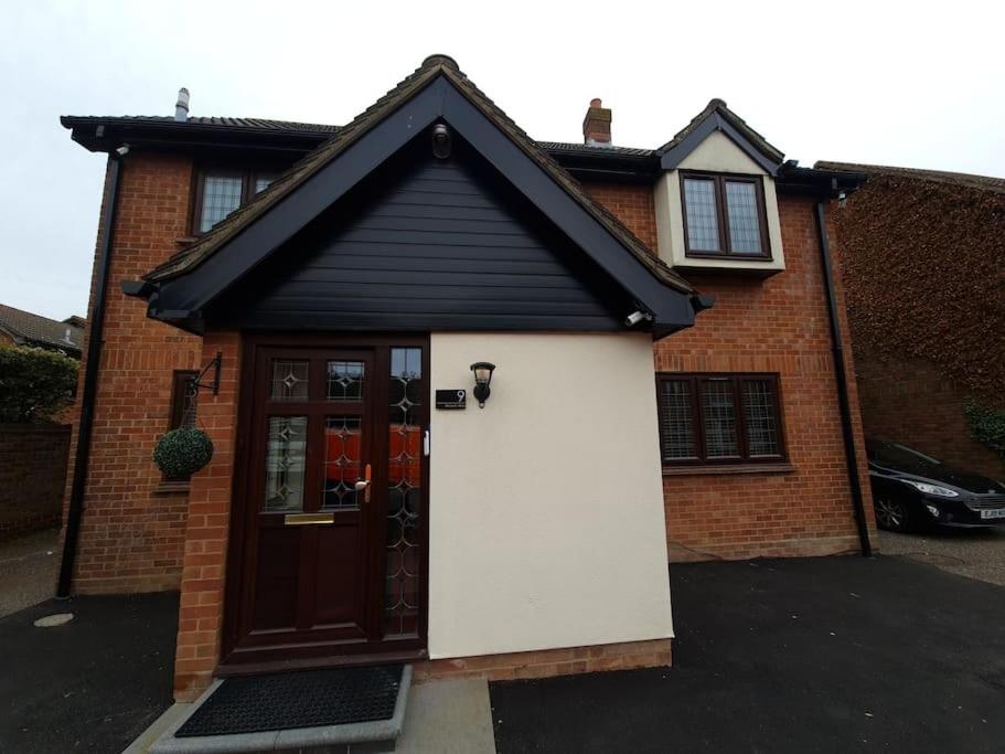 London Luxury 6 Bedroom Family House Sleeps 12 people Parking for 4 Cars Close to tube., Chigwell