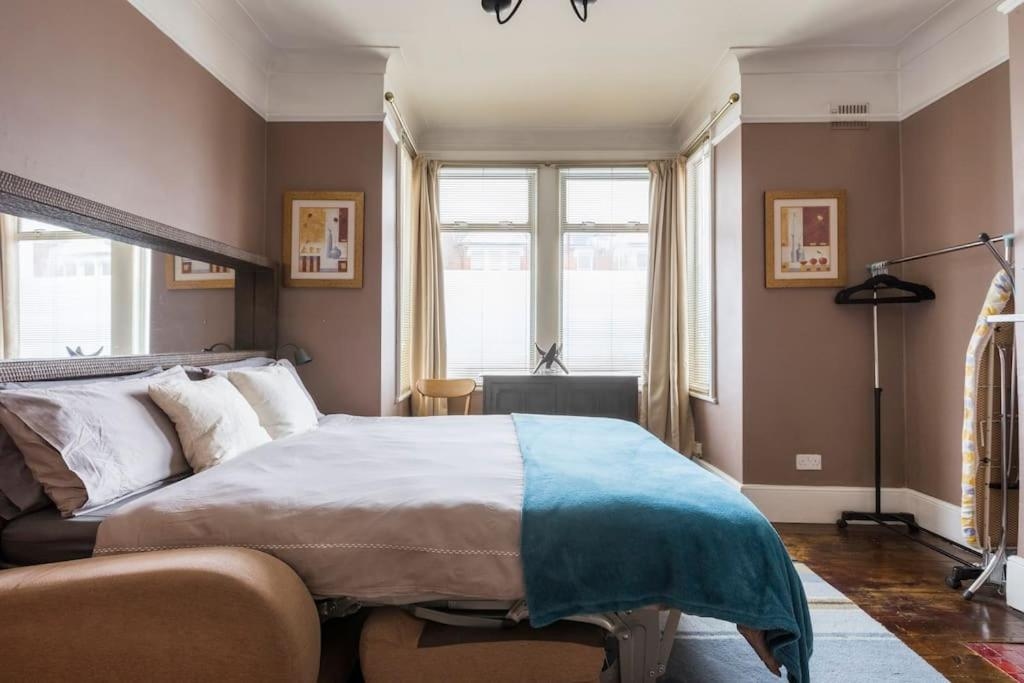 Modern Private Studio Room, London