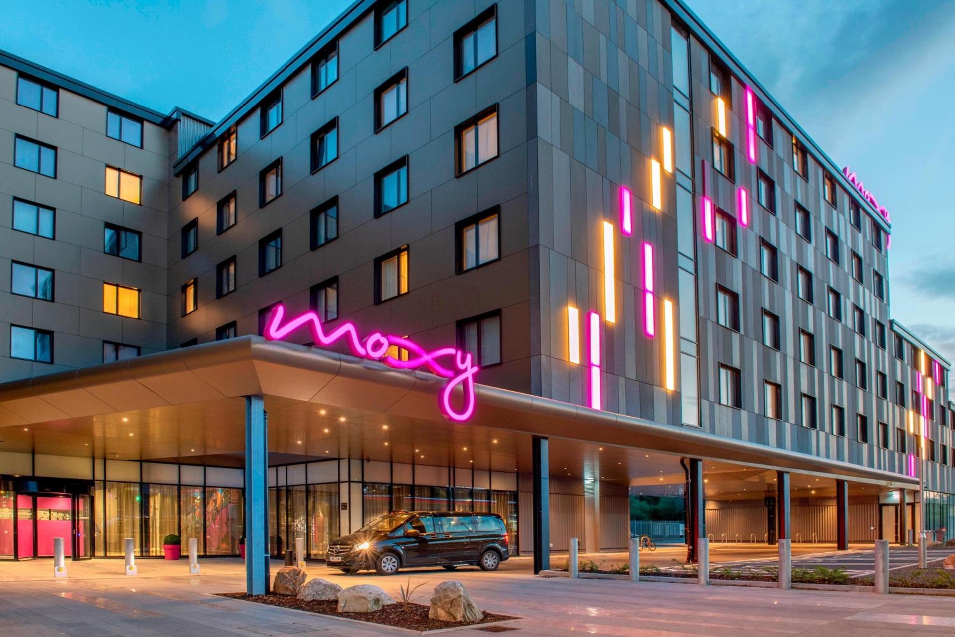 Moxy London Heathrow Airport, Hounslow