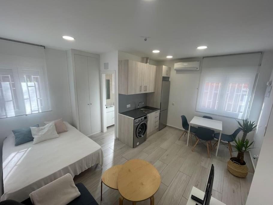 Central studio with parking space-AFRIC, Madrid