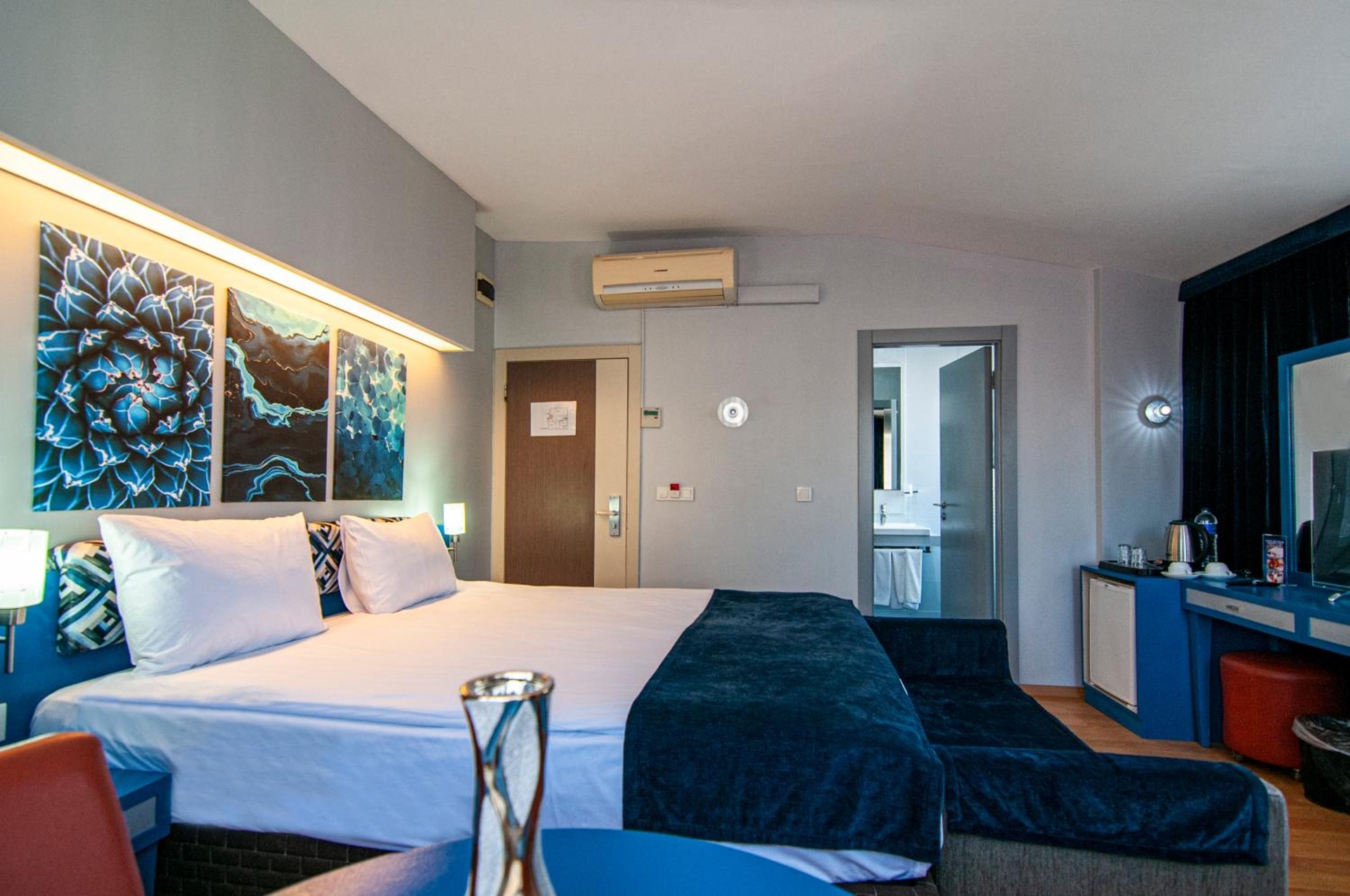Foto de Lapis Inn Hotel & Spa ( Ex. Ambassador Hotel)