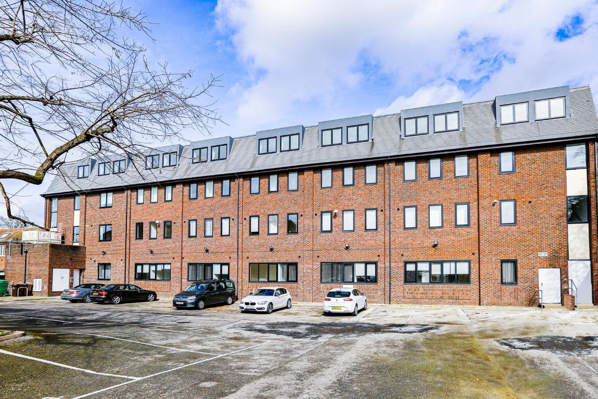 Hybrid Resi - London, Sutton, FREE on-site Car or Van parking, Cheam