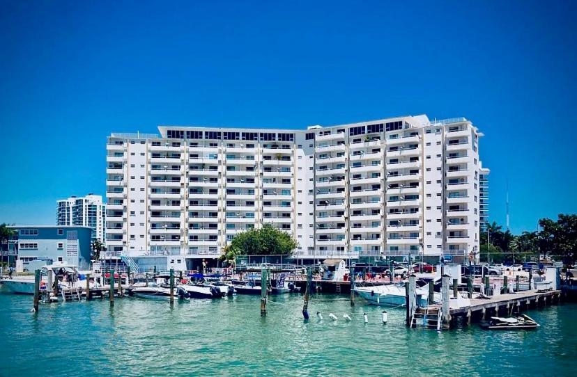 Deluxe waterfront one bedroom apartment with Miami Skyline view, free parking 5 mins drive to Miami Beach