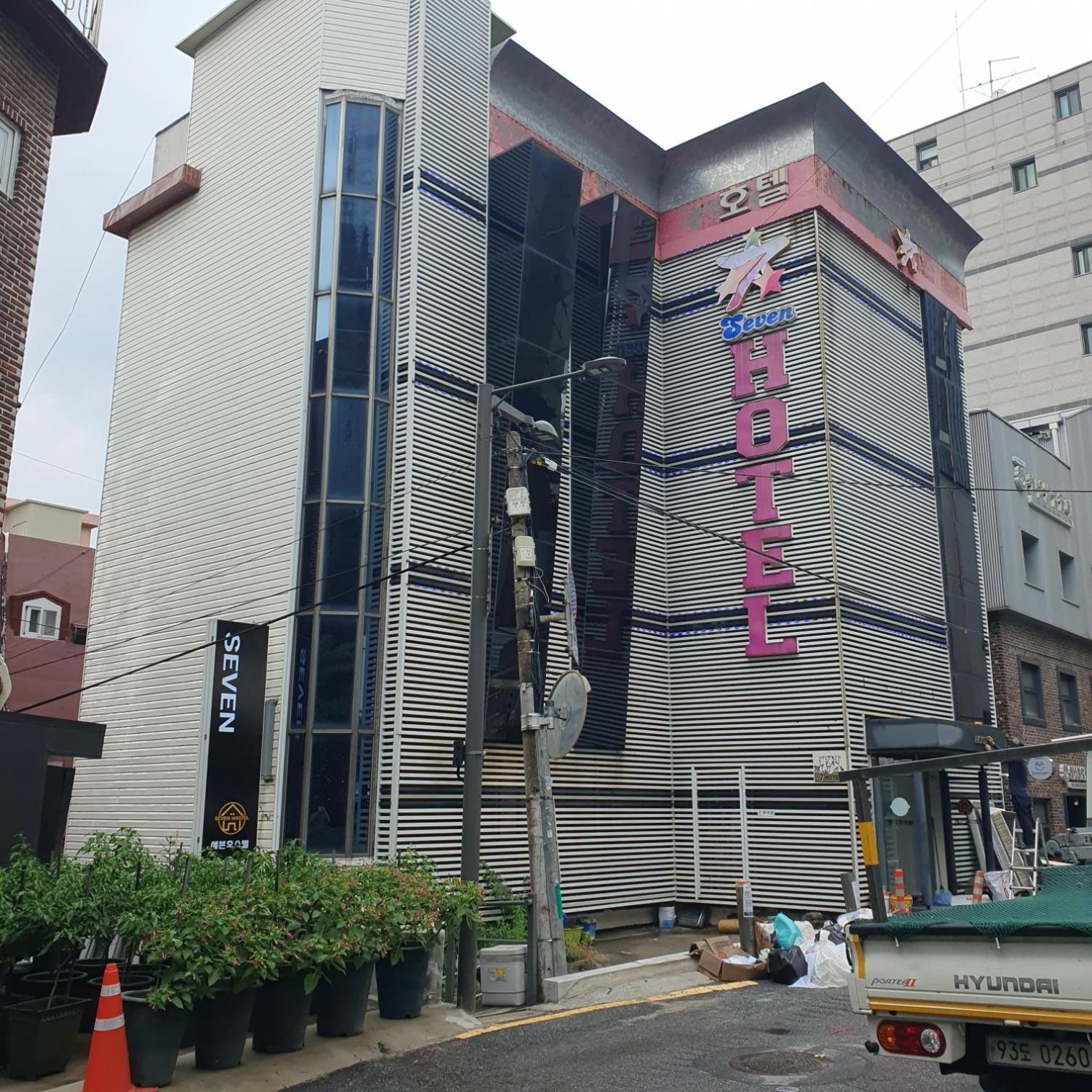 Seven Hostel