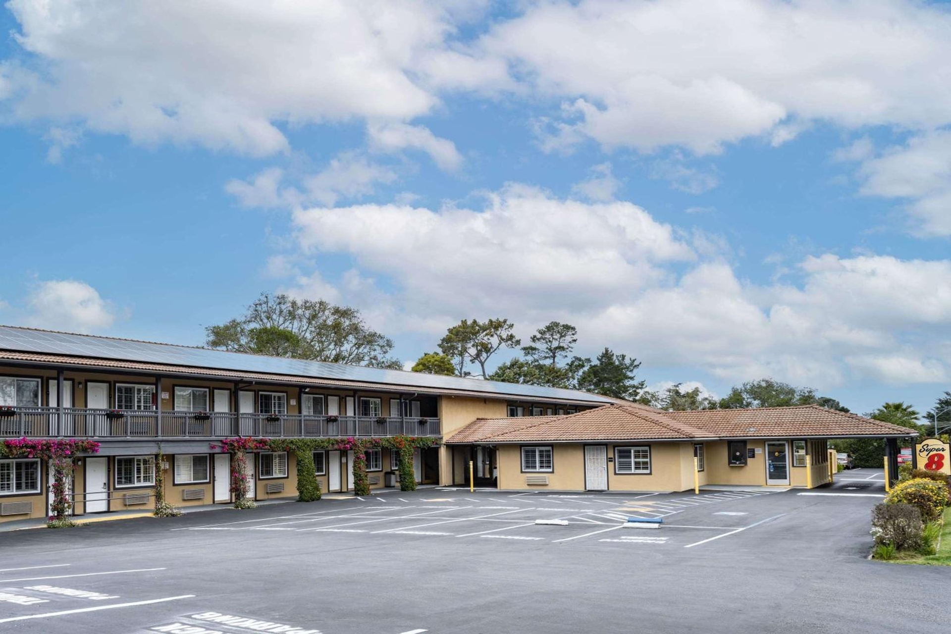 Aura Inn Monterey, Monterey