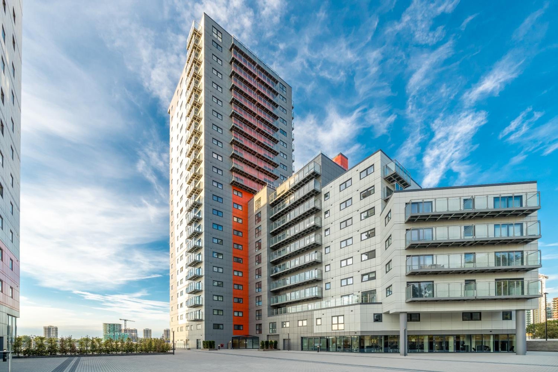 Skyvillion - London River Thames Top Floor Apartments by Woolwich Ferry, Mins to London ExCel, O2 Arena , London City Airport with Parking, London