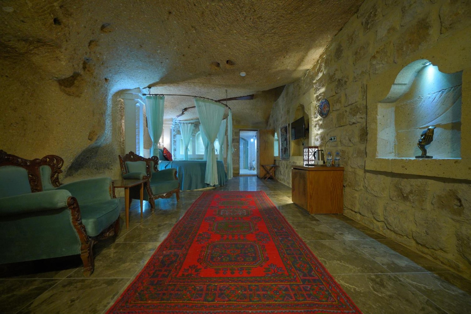 Holiday Cave Hotel