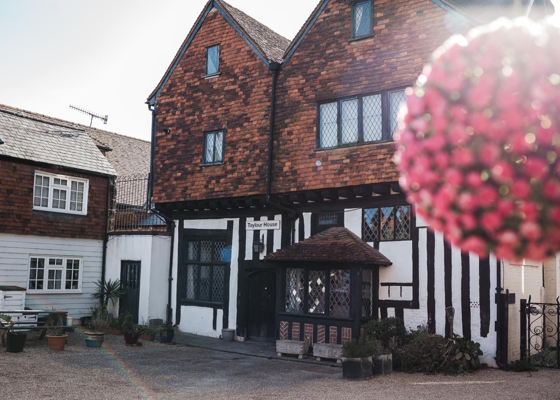 Taylour House - Edenbridge, sleeps 10, historic, unique yet modern, Kent