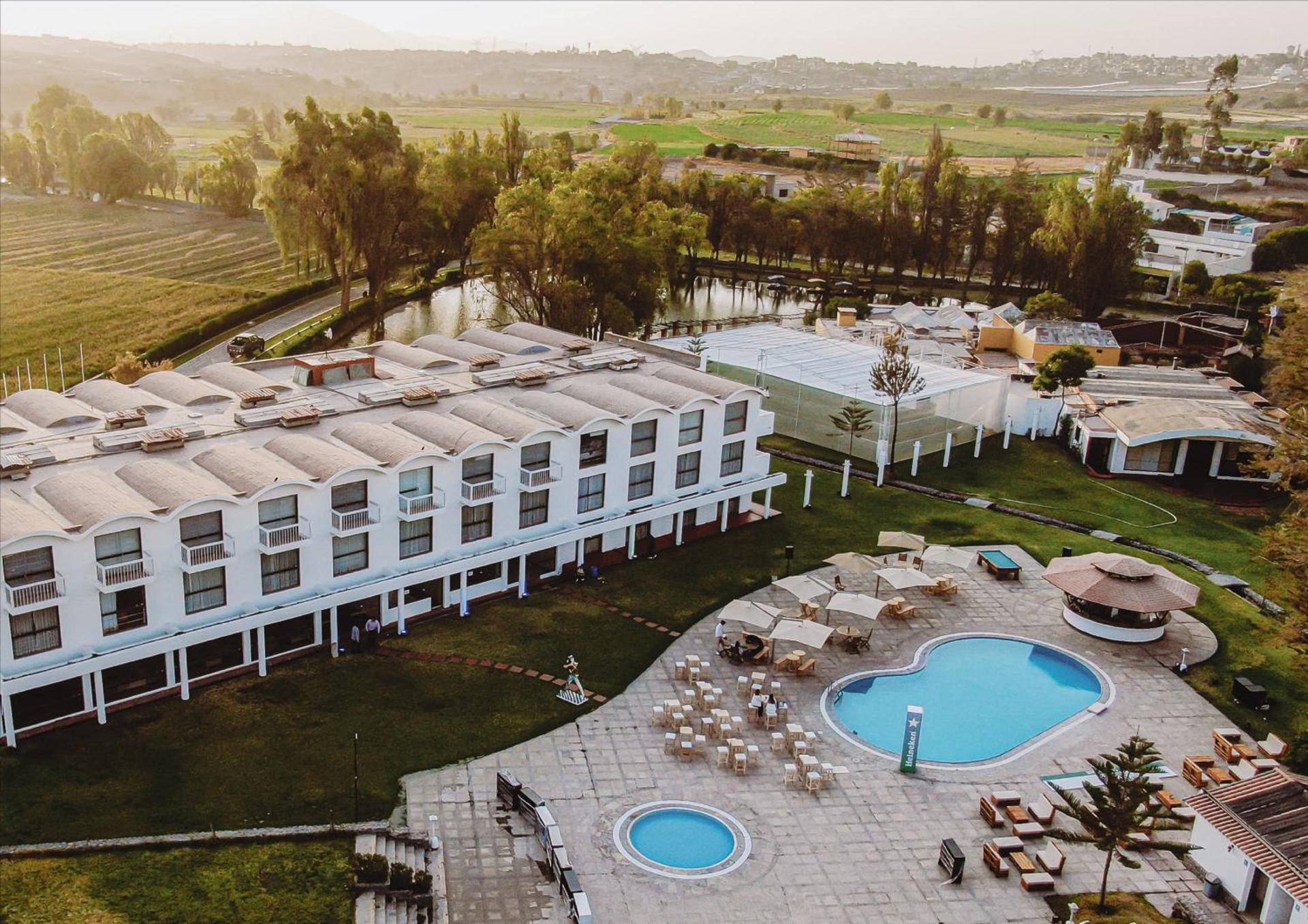 El LAGO HOTEL by Luoxo