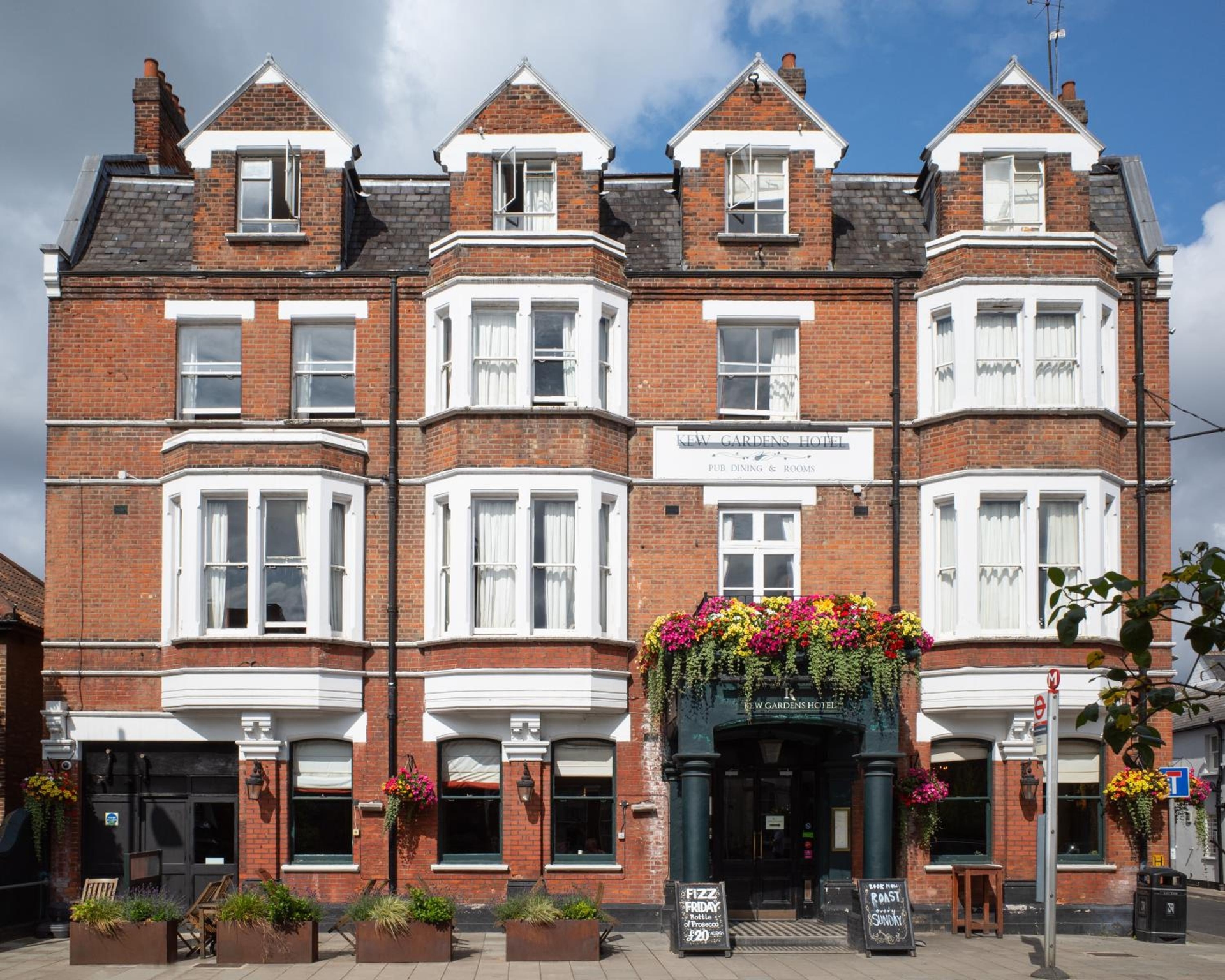 Kew Gardens Hotel, Kew