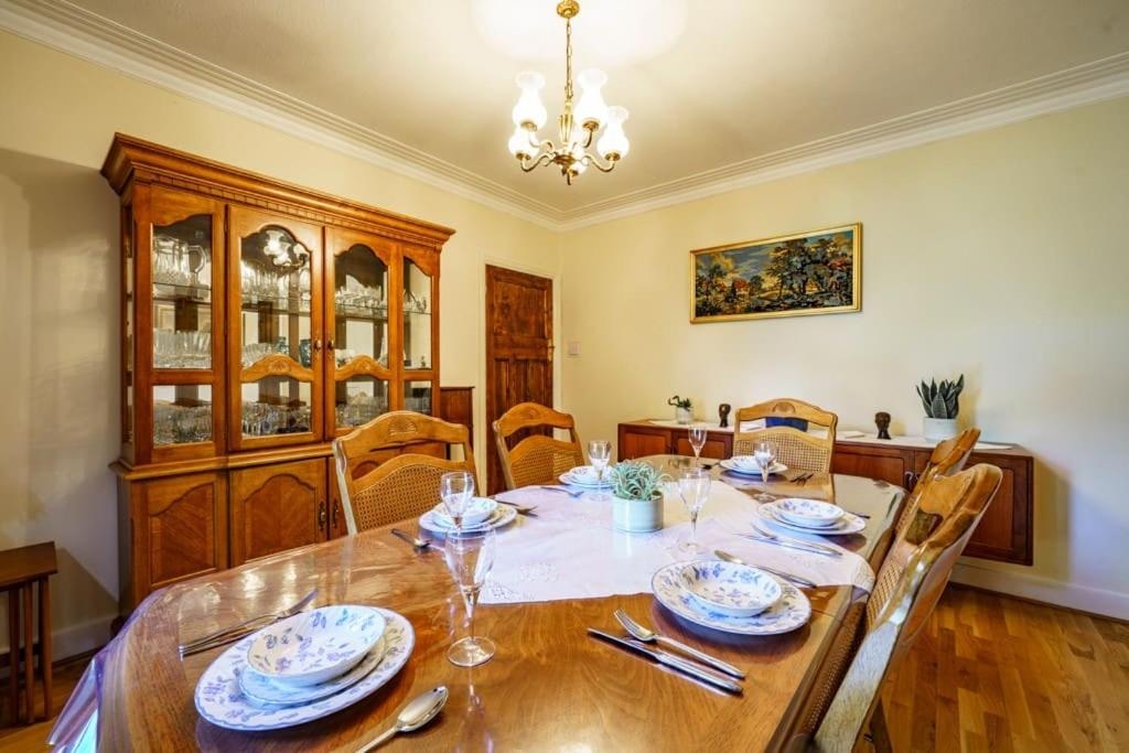 Wembley Arch View, 4-Bed House, Drive for 2 cars, London