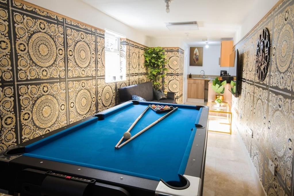 Lux Versace Pad Sleeps 10 Hot Tub, Cinema & Games Room, London